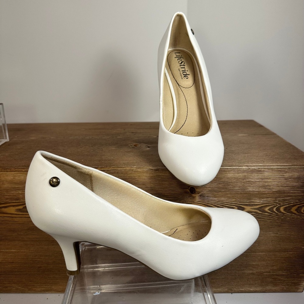 Life Stride Parigi Soft System Pumps Womens SZ 6M Ivory Comfort Office Coquette